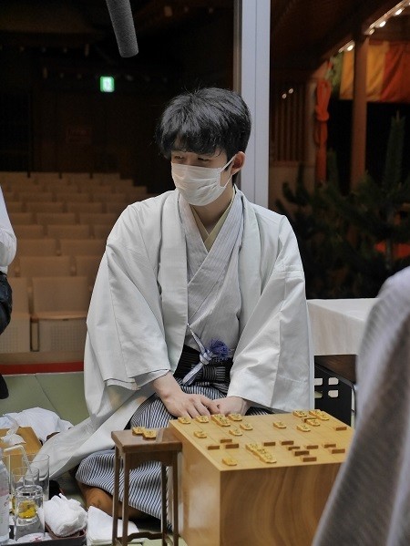 藤井王位への挑戦権は誰の手に。写真は前期王位を奪取した直後の藤井王位（提供：日本将棋連盟）