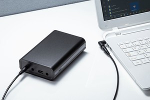 サンワサプライ、8種類の変換プラグ付属のノートパソコン用モバイルバッテリー