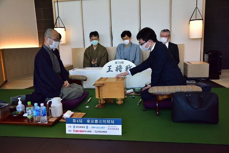 この勝利が２日制対局の初勝利にもなった永瀬王座（右）（提供：日本将棋連盟）