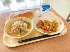 【何という結末】女の子の給食を食べては、先生に怒られていた男の子。なぜそんな事を? その理由に「惚れてまうやろー!!」「朝からウルウルです」の声 – 給食のあり方に議論も