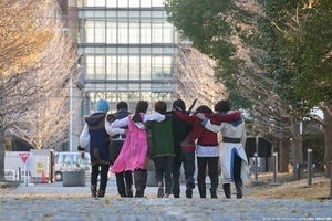 『リュウソウジャー』映画の場面写真公開、7人が肩を組んで歩く姿も
