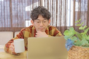 【天才か】リモートワークで監視の目を逃れる“まさか”のアイデアに、「真似したい」「やりたくなる気持ちもわかる」の声 – 他のアイディアも続々と寄せられ話題に