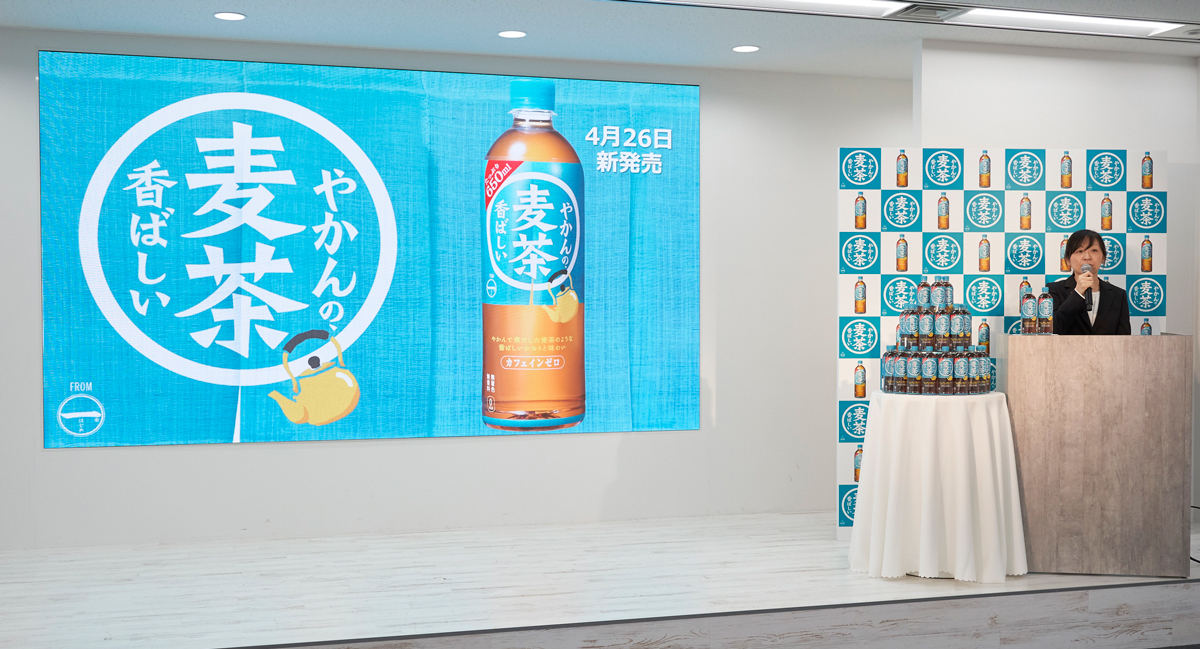 日本コカ コーラ ひと手間かけた麦茶新商品 やかんの麦茶 発売 マイナビニュース