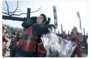 新田真剣佑、三浦春馬さんと抱き合う写真に反響…『ブレイブ』キャスト陣が続々SNS投稿
