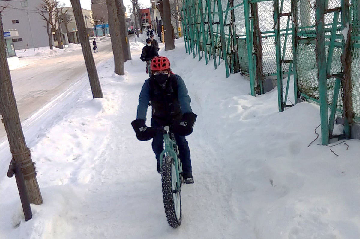 白い雪の上を滑ることなくスムーズに走る