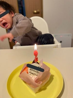 【どうした!?】誕生日ケーキに子どもがギャン泣き! あまりのリアクションに「そんなにw」「可哀想と可愛いが一緒にきました」とツイッターではほっこりの声