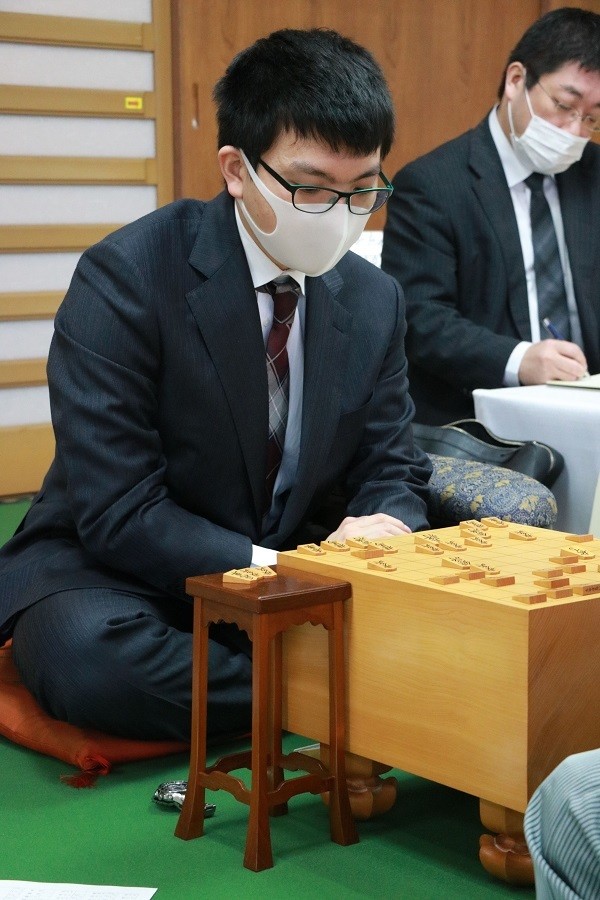 カド番に追い込まれてから２連勝の永瀬王座（提供：日本将棋連盟）