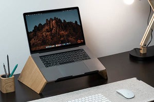 MacBookシリーズに合わせた設計の木製スタンド　ウォールナット＆オーク材