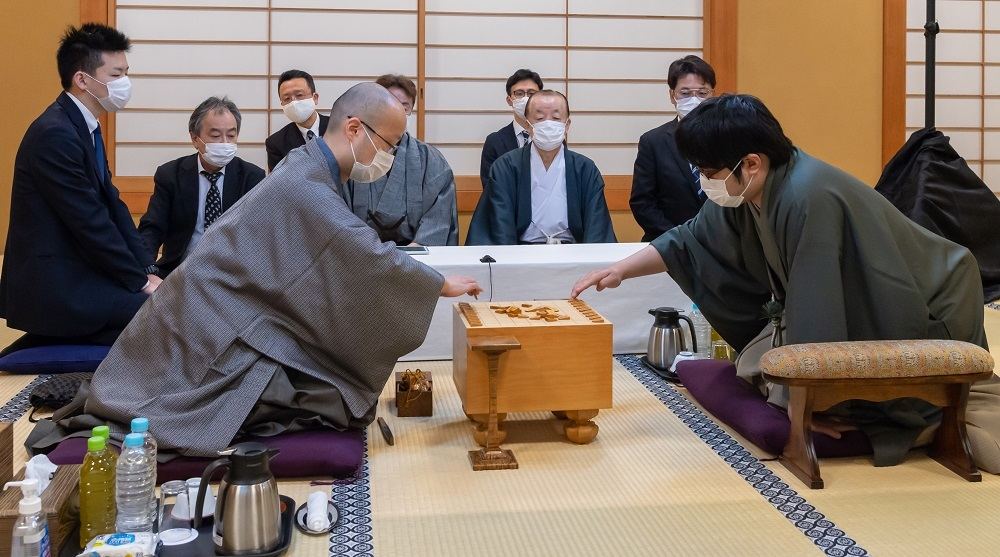 関係者が見守る中、第４局の対局準備を進める渡辺棋王（左）と糸谷八段（提供：日本将棋連盟）