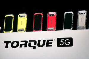 タフネススマホの新版「TORQUE 5G」　センサー情報を重ねて撮れるカメラに注目