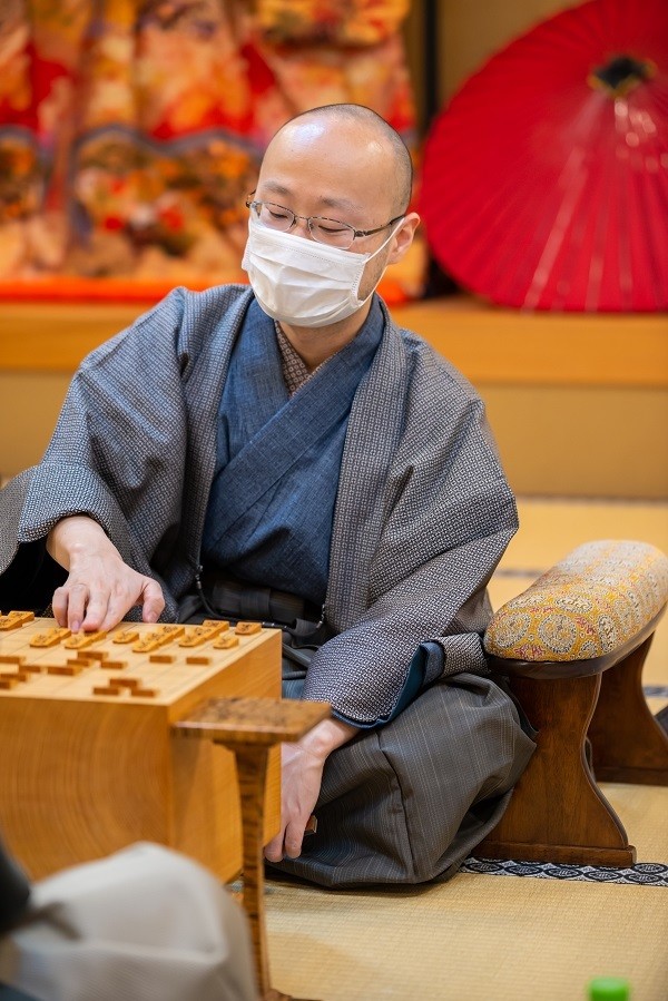 感想戦を行う渡辺棋王（提供：日本将棋連盟）