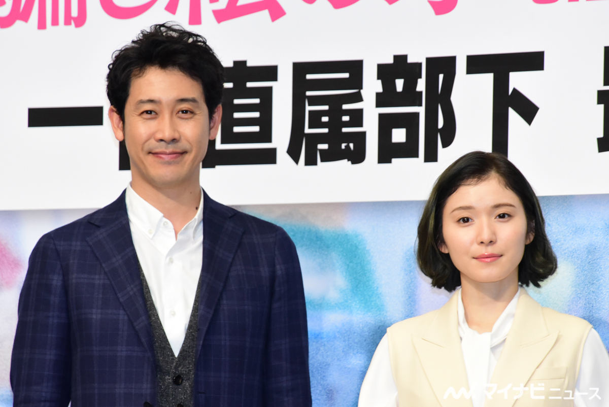 左から大泉洋、松岡茉優