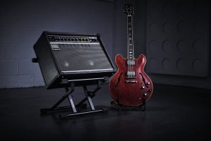 ローランド、堅牢性と安定性に優れたギターアンプ用スタンドを発表