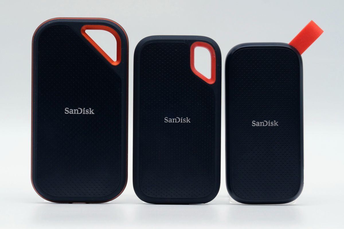 左から、エクストリーム プロ ポータブルSSD V2、エクストリーム ポータブルSSD V2、ポータブルSSD