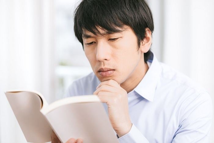 本を読んでいる男性