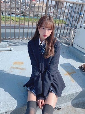 現役女子高生 藤川らるむが制服姿で太ももあらわ 世界一かわいいjk と絶賛 マイナビニュース