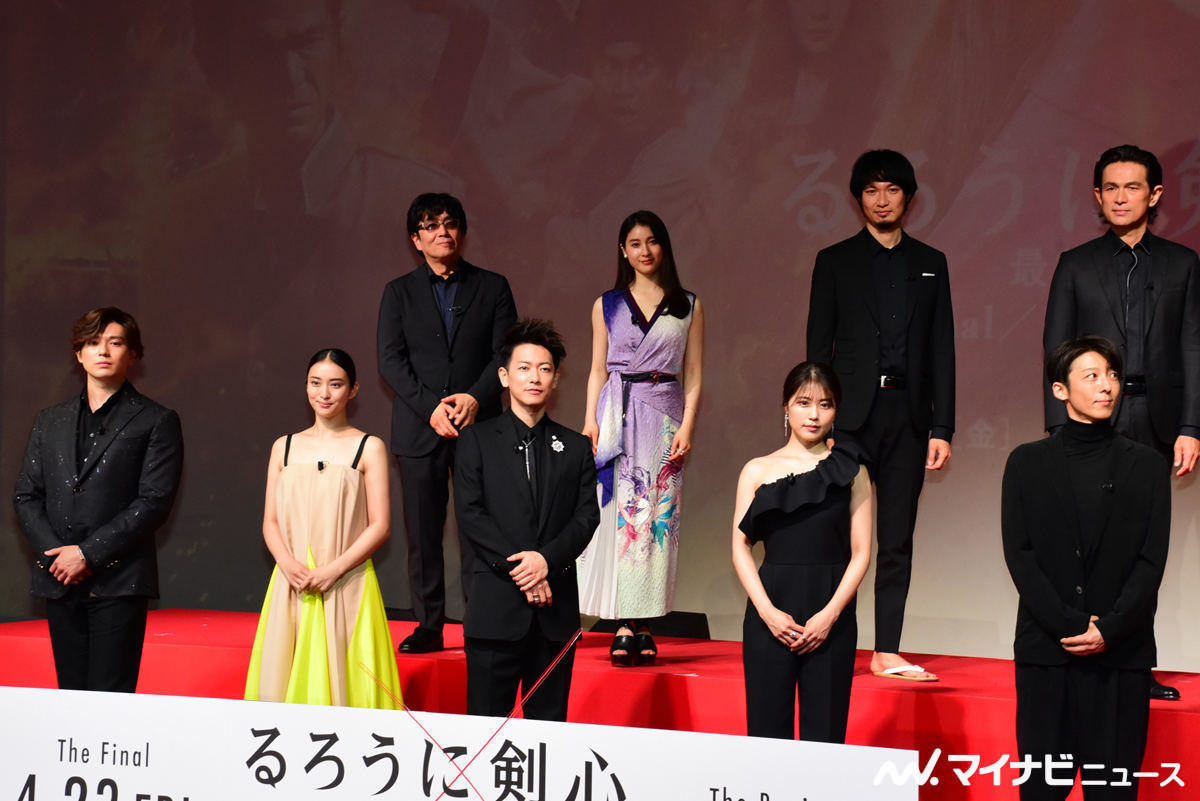 前列左から新田真剣佑、武井咲、佐藤健、有村架純、高橋一生。後列左から大友啓史監督、土屋太鳳、青木崇高、江口洋介