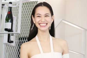 水原希子、肩出し＆ウエスト見せの大胆ファッション披露