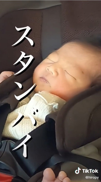 ひまりちゃんのお隣には生まれたばかりの赤ちゃん。いつ気が付くかな?