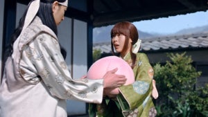 有村かぐや姫、洗濯中に大きな桃を拾う「もしかして、どんぶらこ?」