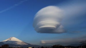 【何に見える?】富士山近くの不思議な雲に大喜利状態!? - 「あの映画に出てきそう!」「クジラ!?」とみんなワクワク