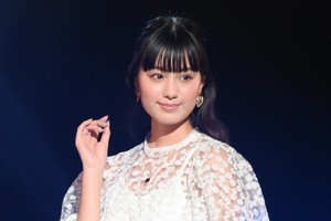 鶴嶋乃愛、春らしい透け感ワンピースでランウェイ