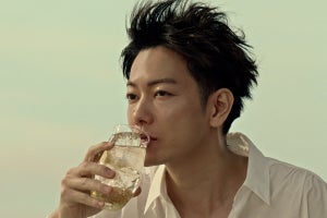 佐藤健、優しい微笑みにドキッ　ウイスキー楽しむ“オトナ”な新CM