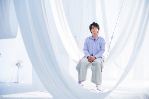 ルマンド男子・中村倫也、不思議な空間の新CM撮影に「布、高いんだろうなぁ」