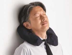 洋服の青山、休憩にも使える“首枕になる”ジャケットを全店で発売