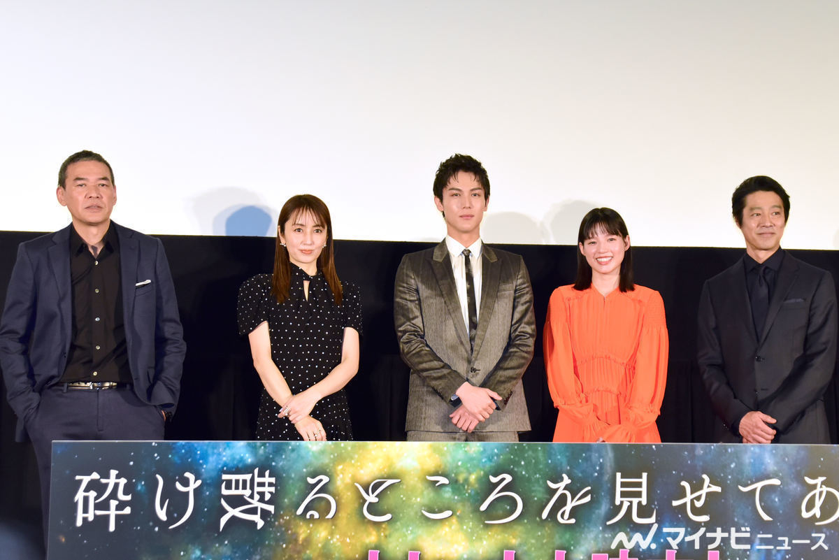 左からSABU監督、矢田亜希子、中川大志、石井杏奈、堤真一