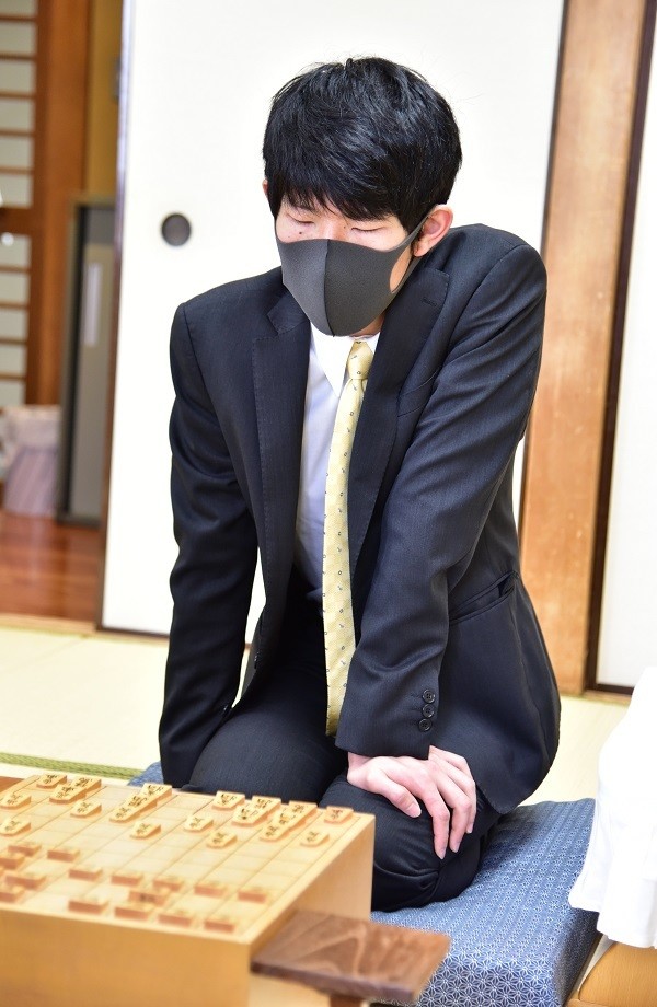 ２年連続で王位リーグで勝ち越している佐々木五段。無敗で上位陣との直接対決に臨めるか