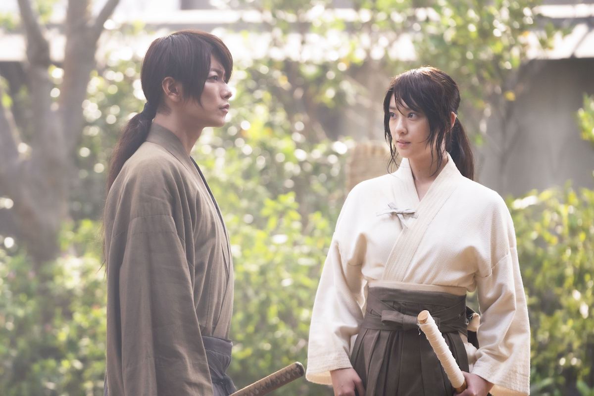 左から佐藤健、武井咲
