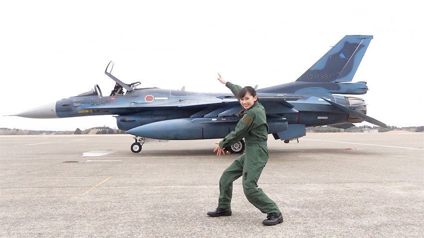 女優 黒崎レイナが自衛隊制服 フライトスーツ姿に 戦闘機f 2を目の前に大興奮 写真5点 マイナビニュース