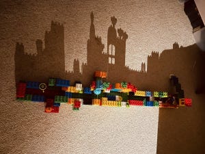 【天才】4才児が作ったレゴのおうち。ライトで浮かび上がった影に絶賛の嵐! 「芸術じゃんか……」「子どもって最高のクリエイター」の声 - 公式からも反応が