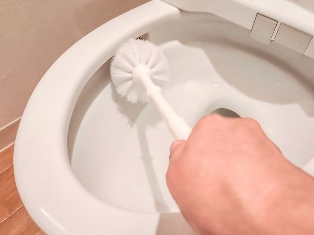 トイレの尿石の簡単な取り方は? 掃除に使えるクエン酸などの除去剤を紹介 | マイナビニュース