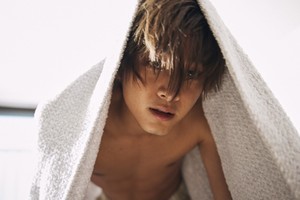 佐藤寛太、初パーソナルブックで北村匠海が撮影! 言われ続ける「ネクストブレイク」タイトルに