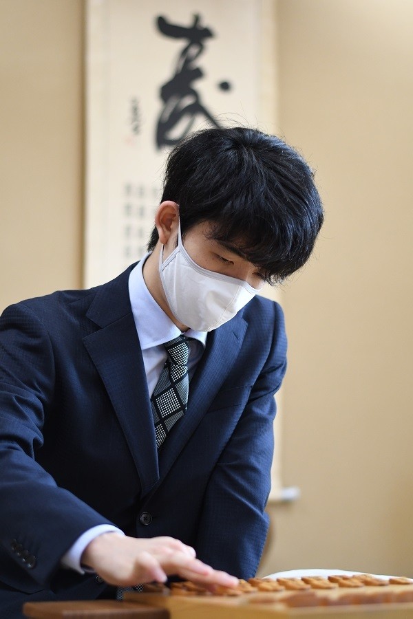 対局開始時の藤井二冠（提供：日本将棋連盟）