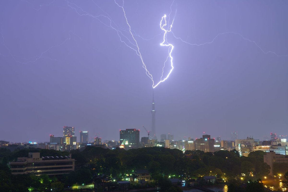 東京の守り神ぞ 激しい稲妻を吸収するスカイツリーの写真に感謝の声続々 マイナビニュース