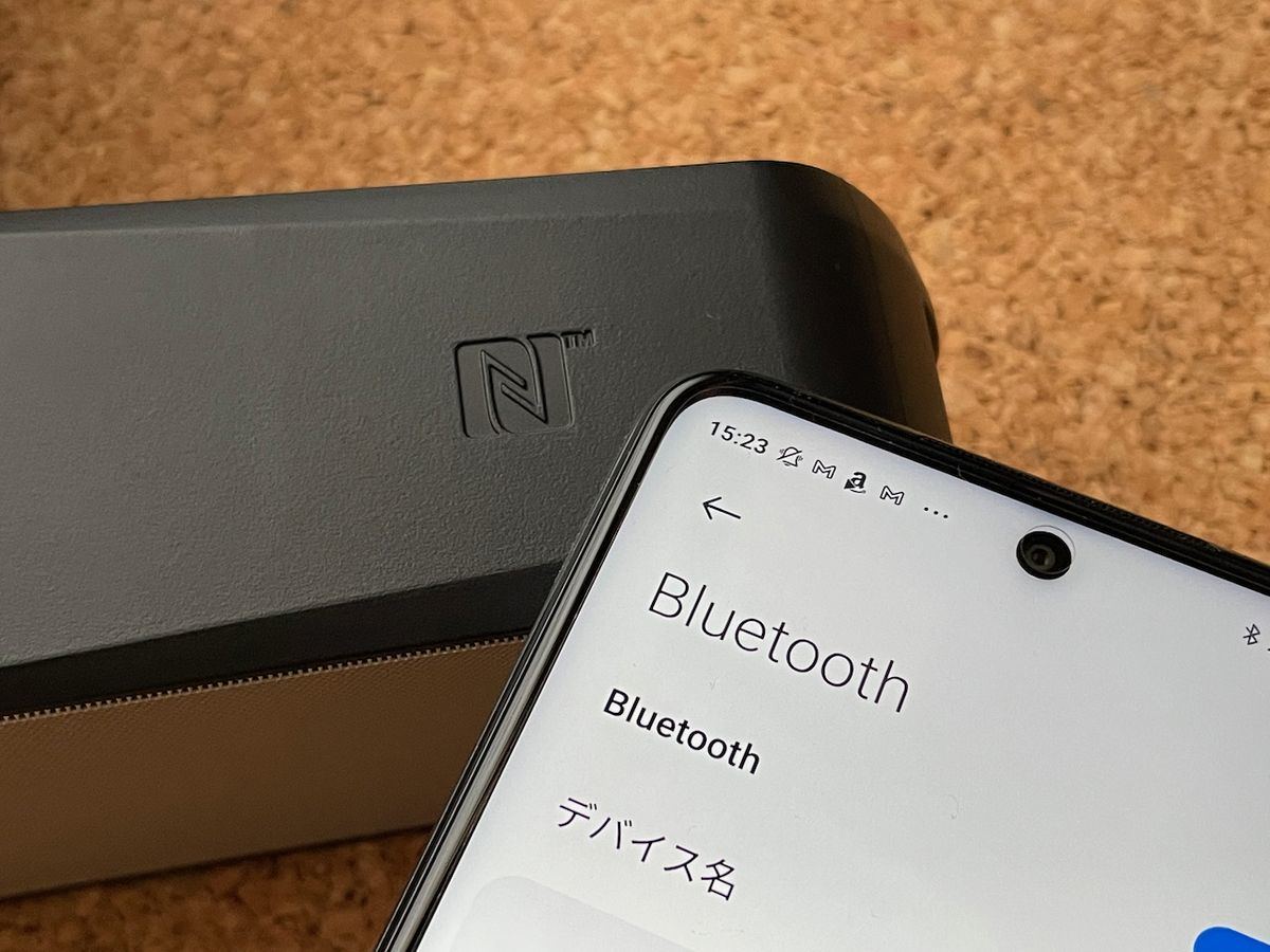 NFC対応Bluetoothオーディオ機器にAndroidスマホをかざしている写真