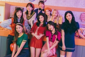 TWICE、新曲「Kura Kura」テレビ初披露「本当にクラクラします(笑)」