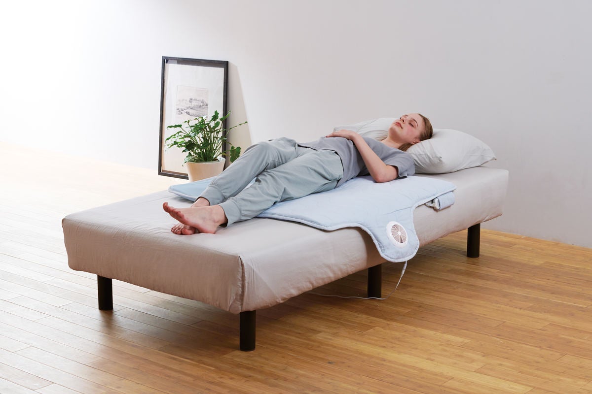 睡眠時の熱や湿気をファンで排出 - 夏用寝具「快眠マット SOYO」 | マイナビニュース