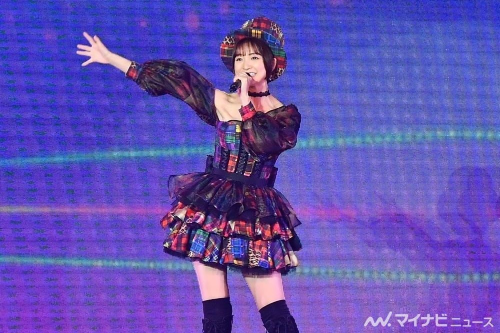 篠田麻里子、ミニスカ衣装で変わらぬスタイル 峯岸卒コンで「上から