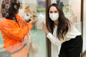 ザギトワ、愛犬“マサル”の兄弟と初対面「本当にかわいい～」と満面の笑み