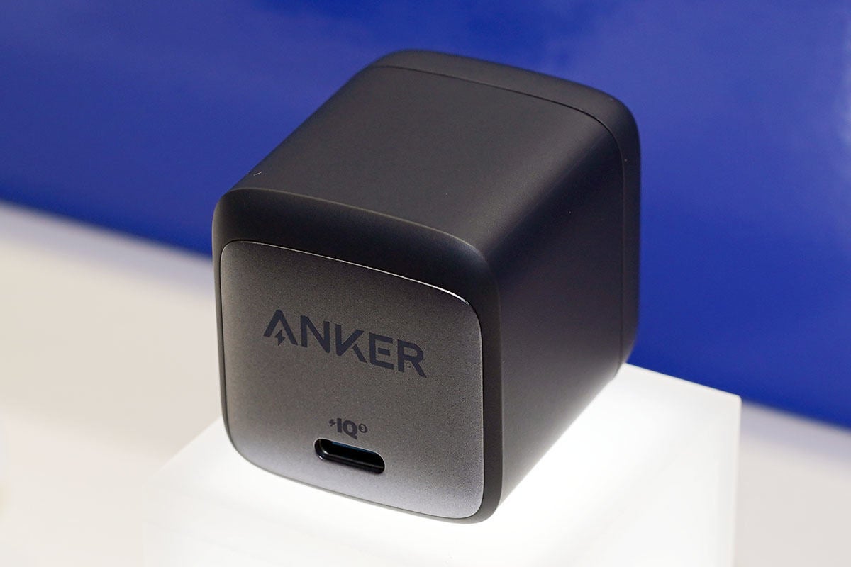 指でつまめる第2世代GaN充電器「Anker Nano II 45W」。3,390円 | マイ