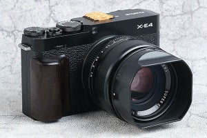 焦点工房、黒檀を用いた「FUJIFILM X-E4」用のカメラグリップ