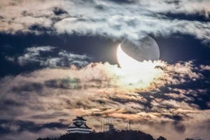 【どうした岐阜城…! 】丘陵にそびえる城と怪しく光る月を捉えた写真が完全に異世界 - 「まさしく魔界ですね」「すごい魔王が出そう」「岐阜でこんな景色が」と話題に