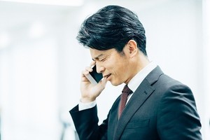 「恐れ入ります」の意味とは? 使い方・例文や「恐縮です」との違いを解説