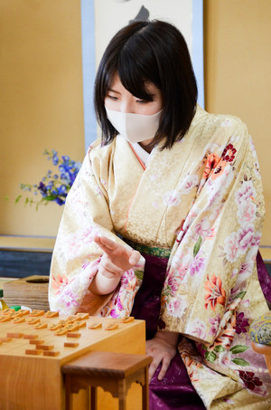 感想戦を行う西山女王（マイナビ女子オープン中継ブログより）