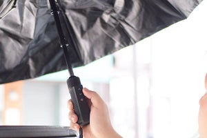 サンコー、電動で開閉する折りたたみ傘　ゆっくり開き安全性も高い