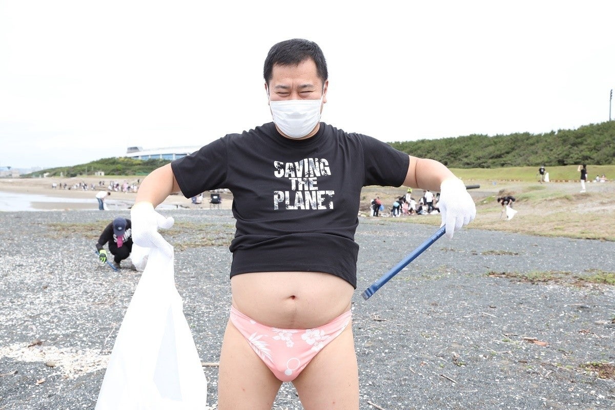 とにかく明るい安村 パンツ姿は 環境に配慮して ビーチクリーン活動に参加 マピオンニュース